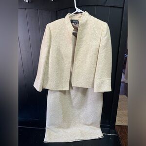Kasper Beige
Mid-length dress with a tailored fit
with jacket